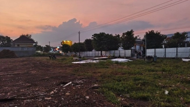 Lahan kediaman Jokowi nanti setelah pensiun sebagai Presiden, di Jalan Adi Sucipto, Desa Blulukan, Kecamatan Colomadu, Kabupaten Karanganyar, Jawa Tengah, Kamis (27/6/2024) (sumber: suara.com)