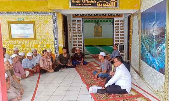 Kepala Rutan Kelas IIB Buntok, Sinardi (kemeja putih) saat memeberikan arahan kepada WBP sebelum memulai pembinaan keagamaan, Jumat (5/7/2024). Foto. Alifansyah/1tulah.com