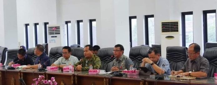 Rapat Dengar Pendapat (RDP) Pra-APBD 2025 bersama DPRD Barut, yang dilaksanakan di ruang Rapat Lt II gedung dewan, Jumat (12/7/2024).Foto:Delia/1tulah.com