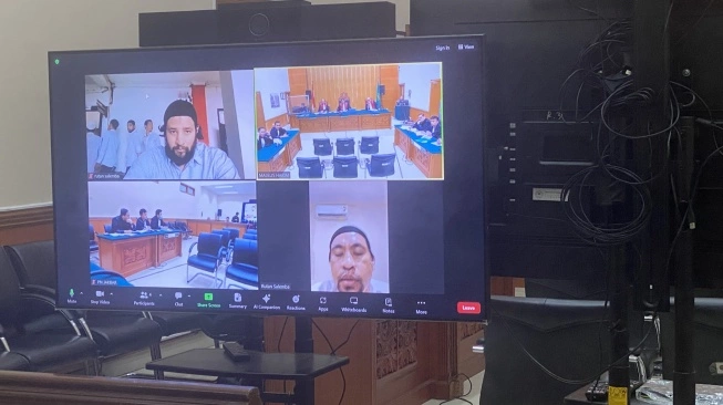 Pesinetron Ammar Zoni menjalani sidang kasus narkotika yang menjeratnya di Pengadilan Negeri Jakarta Barat. (sumber: suara.com)