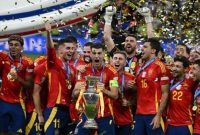 Penyerang Spanyol Alvaro Morata (tengah) berselebrasi mengangkat trofi bersama para pemain Spanyol setelah memenangkan pertandingan sepak bola Final Euro 2024 antara Spanyol dan Inggris di Olympiastadion, Berlin, Jerman, Minggu (14/7/2024).Foto:Suara.com/AFP