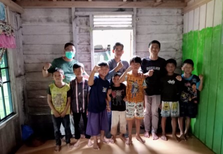 anak-anak di Desa Gandring foto bersama tim Sahabat Gogo sebelulm mengikuti SUnatan massal, Minggu (7/7/2024).Foto.Romy