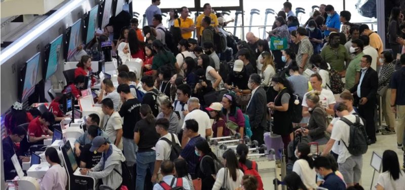 Para penumpang antre untuk check in di bandara internasional Don Mueang di Bangkok, Thailand, akibat sistem Windows down yang mengacaukan sitem komputer maskapai penerbangan, Jumat (19/7/2024).