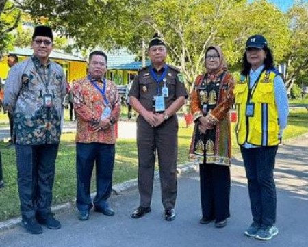 Ketua DPRD Kalteng Wiyatno (dua dari kiri) usai mengikuti upacara HUT ke-78 Polri di Palangka Raya. Foto:Istimewa