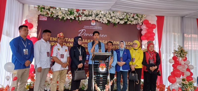 Akhmad Gunadi dan Sastra Jaya didampingi 5 Ketua Parpol pendukung saat pres konferensi, Rabu(28/8/2024).foto. Deni/1tulah.com