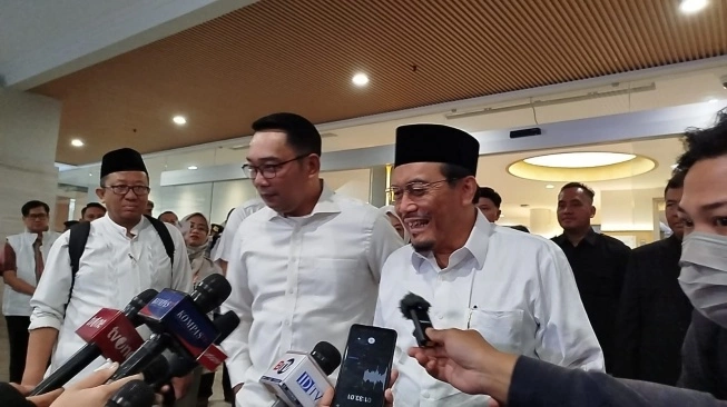 Bakal calon gubernur dan calon wakil gubernur Jakata, Ridwan Kamil-Suswono, sebelum menjalani tes kesahatan di RSUD Tarakan, Sabtu (31/8/2024). (Sumber: Suara.com) 