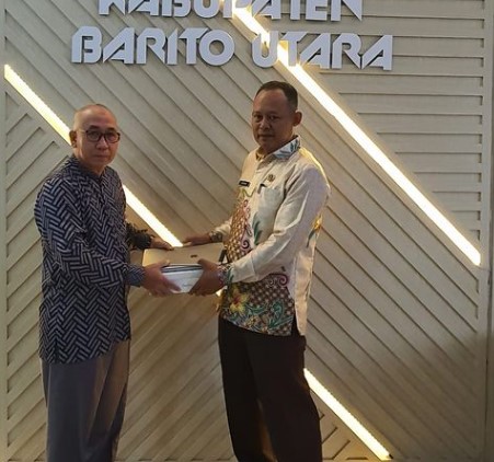 H Abri saat menyerahkan aset dan inventaris kantor Setwan DPRD Barito Utara, Kamis (15/8/2024).Foto.Abri