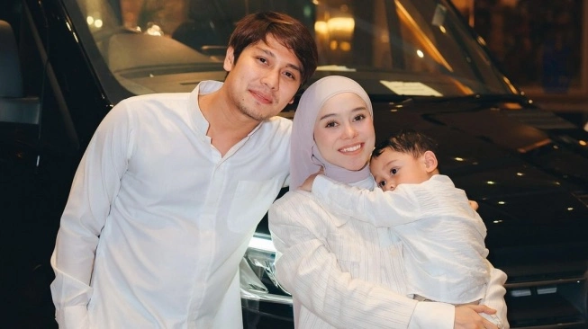Lesti Kejora dan Rizky Billar bersama putranya, Levian.  (sumber; suara.com)