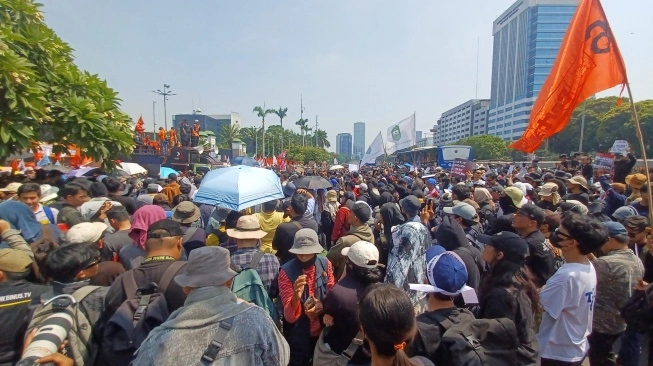 Suasana demonstrasi di depan Gedung DPR, Kamis (22/8/2024) (sumber: suara.com)