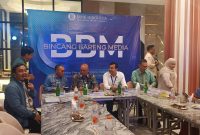 Kepala Kantor Perwakilan Bank Indonesia (KPwBI) Kalimantan Selatan (Kalsel), Fadjar Majardi dengan jajaran menjelaskan penggelaran acara tahunan bergengsi Pamor Borneo 2024 pada Bincang Bareng Media di Cafe & Resto Banjarmasin, Kamis (8/8/2024). Foto: Aprie/1tulah.com