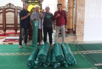 Penyerahan bantuan karpet ke Masjid Besar Shiratul Jannah. Foto: Farida/1tulah.com
