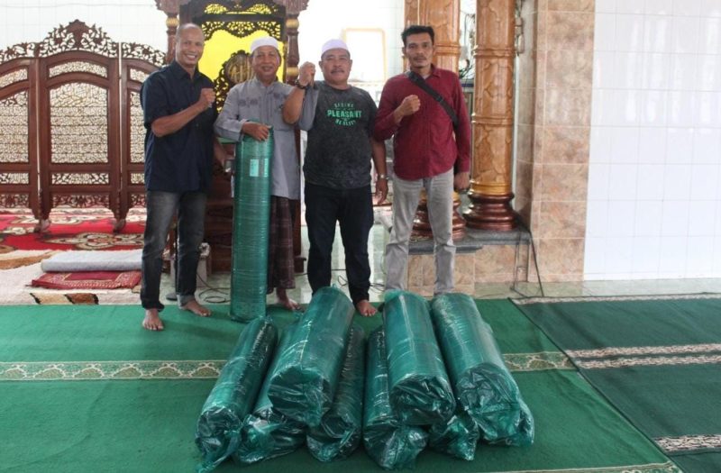 Penyerahan bantuan karpet ke Masjid Besar Shiratul Jannah. Foto: Farida/1tulah.com