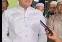 Bakal calon bupati Tanah Laut H Rahmat Trianto (HRT) usai salat Jumat. Foto: Relawan RaZa