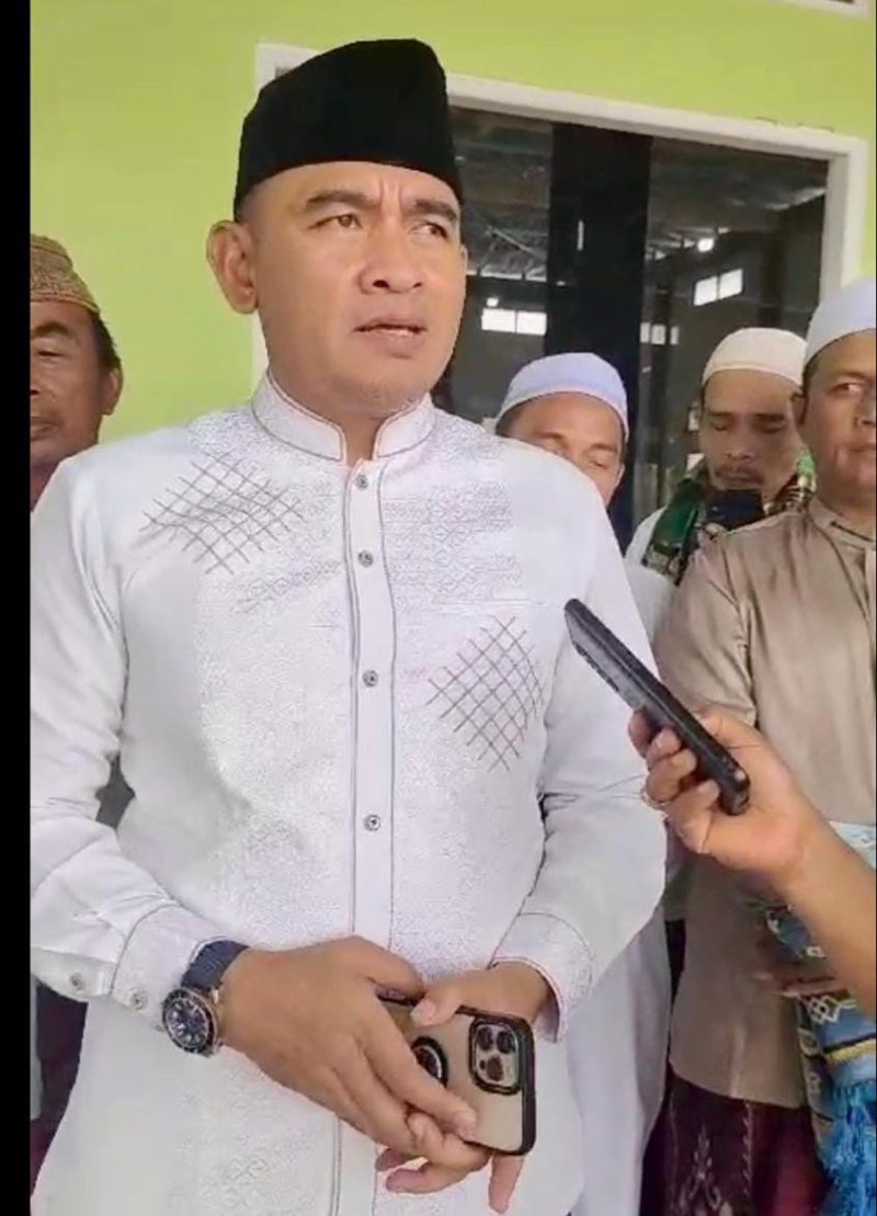 Bakal calon bupati Tanah Laut H Rahmat Trianto (HRT) usai salat Jumat. Foto: Relawan RaZa