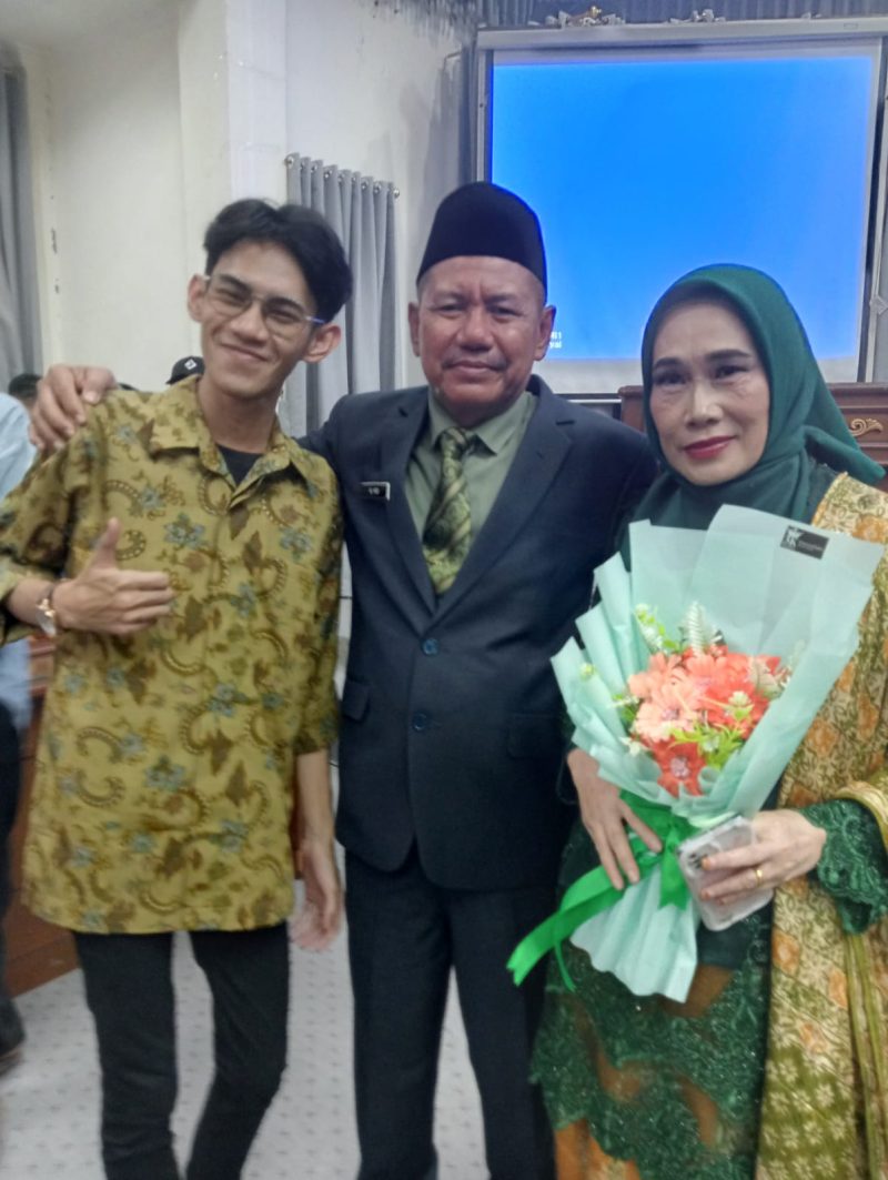 Anggota DPRD Barut, Kalteng, H Al Hadi bersama istri dan putranya, saat pelantikan sebagai anggota dewan, Senin (19/8/2024). Foto: M Gazali Noor/1tulah.com 