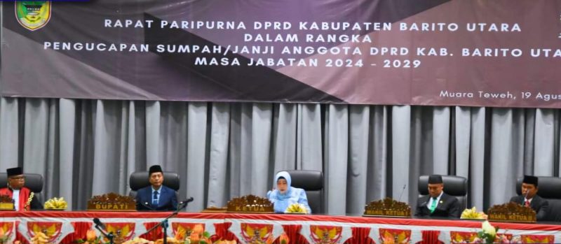Pj Bupati Barito Utara (Barut), Muhlis, menghadiri langsung pelantikan 25 DPRD Barut terpilih, yang diambil janji dan sumpahnya pada Senin (19/8/2024). Foto: Setwan Barut