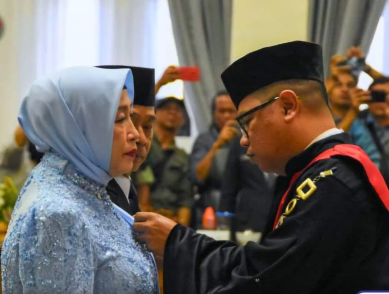 Sebanyak 25 DPRD Barito Utara (Barut) terpilih, secara sah dan resmi dilantik juga diambil sumpahnya pada Senin (19/8/2024). Foto: Setwan Barut