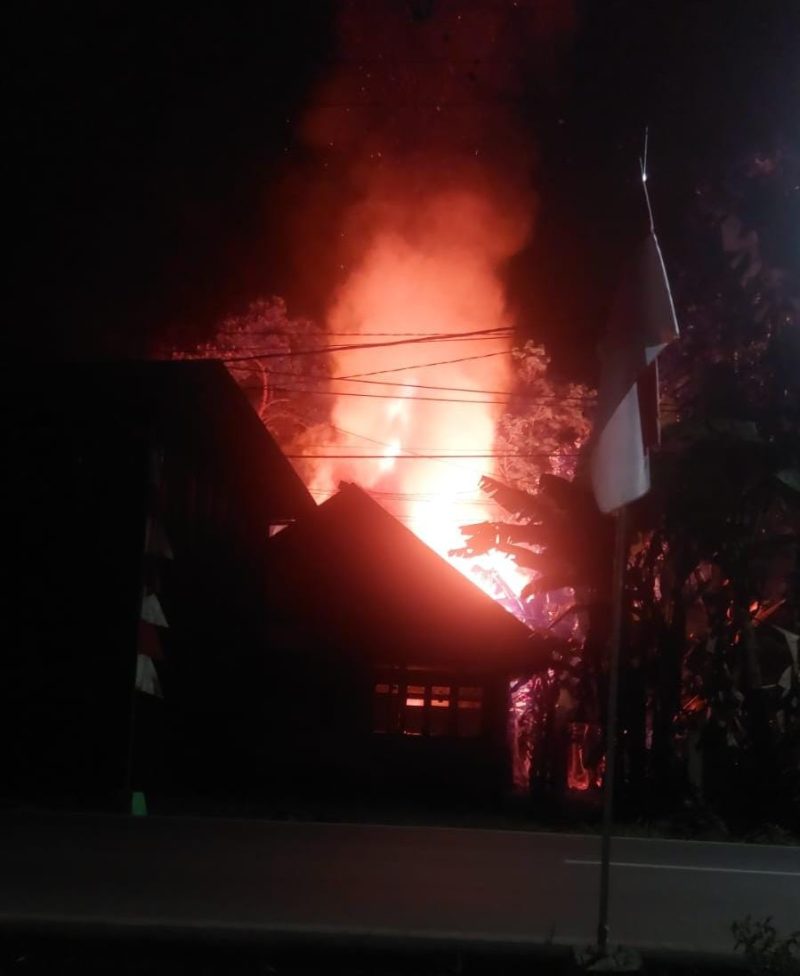 Warga Desa Teluk Keramat RT 09, Paringin Kota, Balangan, Kalsel, digegerkan dengan kobaran api membakar sebuah rumah kosong, Senin (26/8/2024) sekira pukul 20.11 Wita. Foto: Warga Teluk Keramat