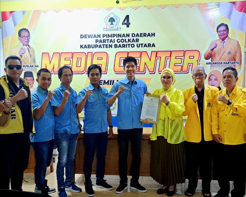 Ketua DPD Golkar Barut saat menyerahkan rekomendasi dukungan ke Akhmad Gunadi