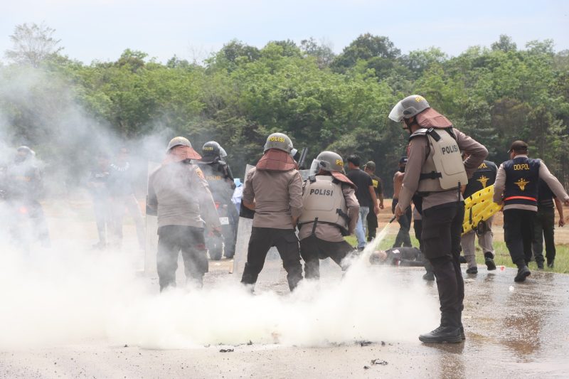 Jajaran Polres Balangan Polda Kalsel, menggelar simulasi pengamanan Sispamkota Operasi Mantap Praja Intan 2024, dalam kesiapsiagaan mengamankan pelaksanaan Pilkada Balangan 2024. Foto: Humas Polres Balangan