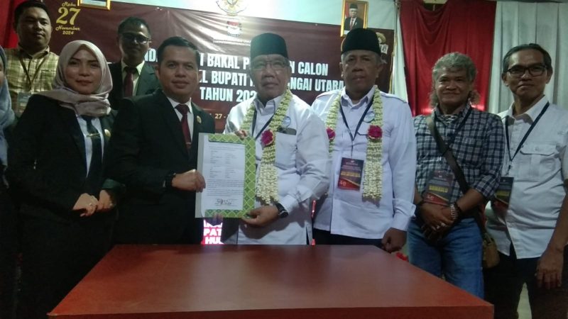 Ketua KPU HSU menerima berkas pendaftaran calon bupati dan wakil bupati di Pilkada HSU dari paslon H Husairi Abdi dan H Didi Buhari (Haji Odong) di Kantor KPU HSU di Amuntai, Rabu (28/8/2024). Foto: Windi/1tulah.com