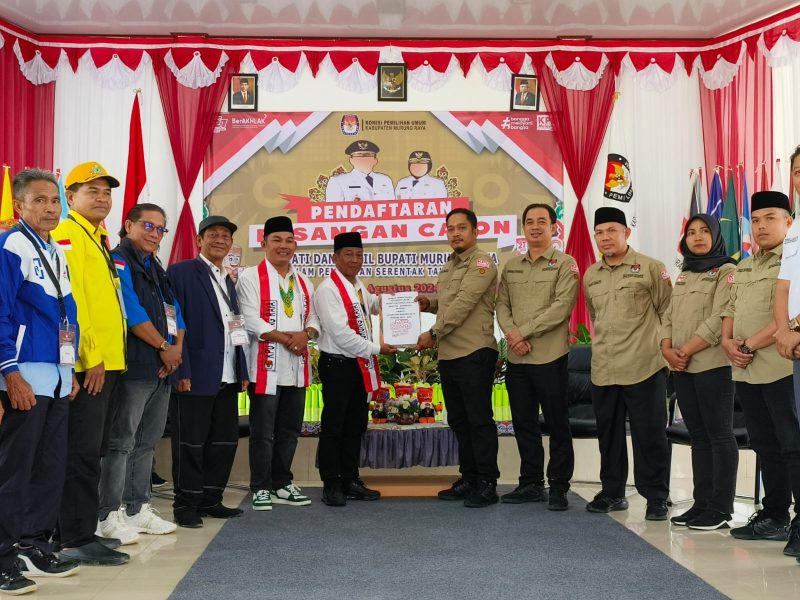 Pasangan calon (paslon) Heriyus-Rahmanto resmi menjadi pendaftar terakhir ke Komisi Pemilihan Umum (KPU) Murung Raya (Mura), Kalteng. Foto: 1tulah.com