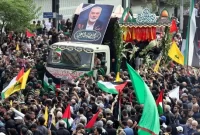 Warga Iran mengikuti upacara pemakaman mendiang pemimpin Hamas Ismail Haniyeh di Teheran, Iran, Kamis (sumber: suara.com)