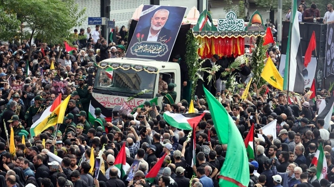 Warga Iran mengikuti upacara pemakaman mendiang pemimpin Hamas Ismail Haniyeh di Teheran, Iran, Kamis (sumber: suara.com)