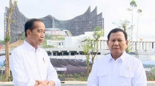 Jokowi dan Prabowo saat ada di IKN. (sumber: suara.com)