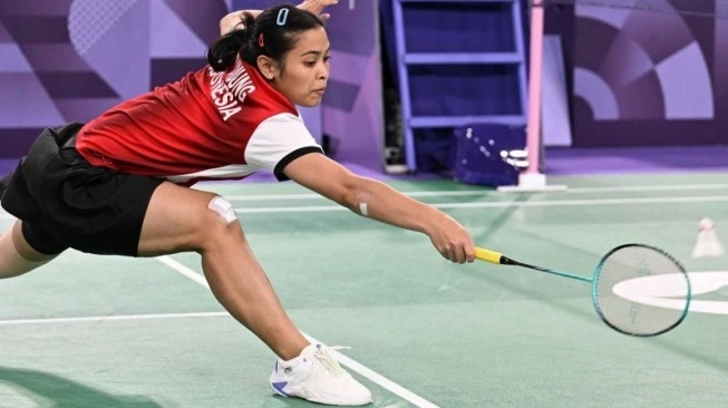 Pebulu tangkis tunggal putri Indonesia Gregoria Mariska Tunjung mengembalikan kok ke pebulu tangkis Korea Selatan An Se-young (sumber: suara.com)