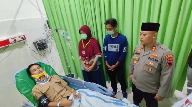 Kapolres Wonigiri, AKBP Jarot Sungkowo saat menjenguk korban tertimpa pohon di RSUD Wonogiri. (sumber: suara.com)