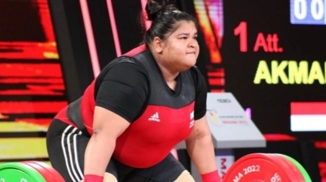 Atlet angkat besi putri asal Indonesia, Nurul Akmal (sumber: suara.com)