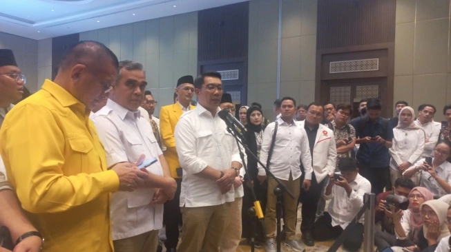 Bakal calon gubernur Jakarta, Ridwan Kamil usai mendapat dukungan 12 partai politik dalam Pilkada DKI di Golden Ballrom Hotel Sultan, Jakarta, Senin (19/8/2024). (sumber: suara.com)