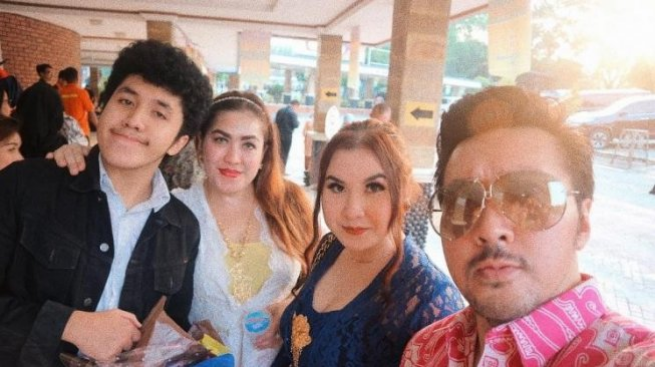 David Bayu bersama istri dan dua anaknya (sumber: instagram @audrey.davis)
