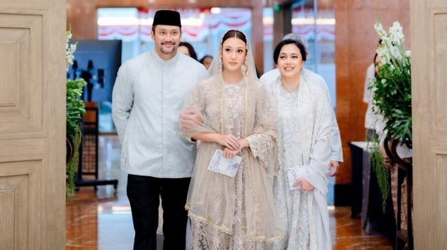 Tora Sudiro dan mantan istri di pengajian jelang pernikahan anak (sumber: suara.com)