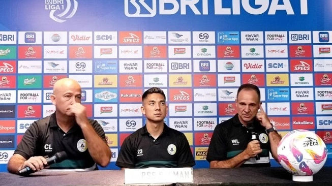 Pelatih PSS Sleman Wagner Lopes (kanan) didampingi kapten tim Kim Jeffrey Kurniawan (tengah) saat konferensi pers di kantor pemasaran Persebaya Surabaya, Sabtu (10/8/2024).  (sumber: suara.com)