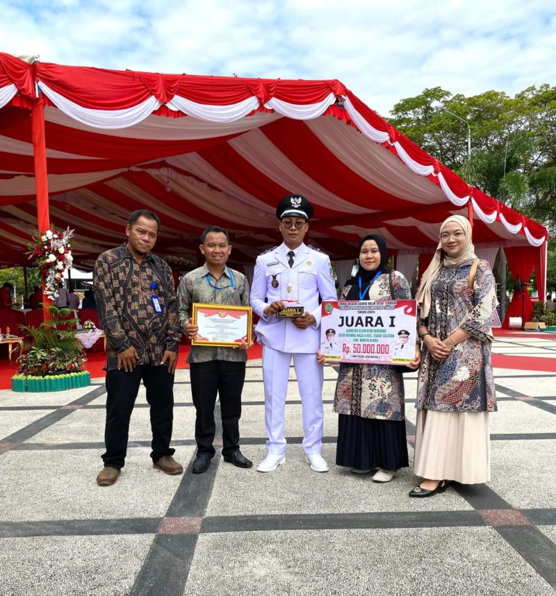 Kepala Desa Bintang Ninggi II didampingi Direktur Bumdes Sejahtera Bersama, Ahmad Hariadi foto bersama usai menerima penghargaan, Senin (17/8/2024).Foto.Ahmad Hairani/1tulah.com