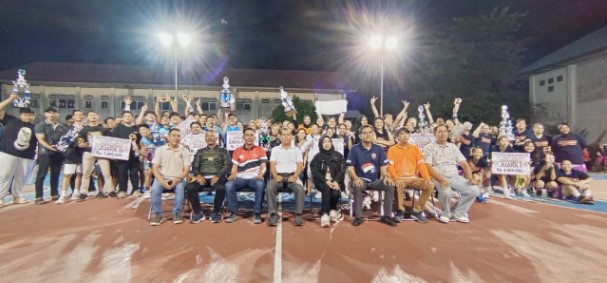 Mirwansyah, Asisten III (tengah) didampingi Ketua Koni, Ida Riani, (tengah jaket warna hitam), Sekretaris DSPMD, Mulyadi Harie Parin (kanan kaos warna orange) dan unsur Forkopimda saat berfoto bersama para juara pada acara penutupan Turnamen Bola Basket Pj. Bupati Barsel 2024, bertempat di lapangan Basket lingkungan Stadion Sepakbola Batuah, Senin (26/8/2024) sekitar pukul 22.30 Wib. Foto. Alifansyah/1tulah.com