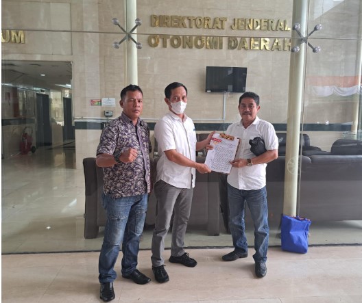  Forum Ormas Kabupaten Barito Timur serahkan surat ke Menteri Dalam Negeri (Mendagri) dan Presiden melalui Kementerian Sekretariat Negara di Jakarta, untuk meminta Pj Bupati Barito Timur Indra Gunawan diganti. Foto:Zakirin/1tulah.com