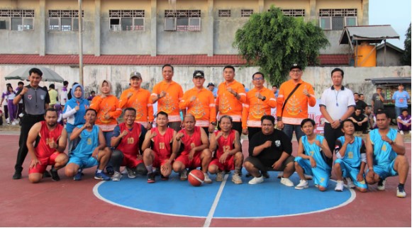 Pj Bupati Barsel, H. Deddy Winarwan didampingi Sekda, Edy Purwanto, Kapolres, Dandim 1012/BTK, Kepala DSPMD Selviriyatmi, unsur Pimpinan DPRD, Ketua KONI saat berfoto bersama para pemain exibision usai membuka acara Turnamen Bola Basket Pj Bupati Barsel Cup 2024, bertempat dilapangan Basket setempat, Minggu (18/8/2024). Foto. Alifansyah/1tulah.com