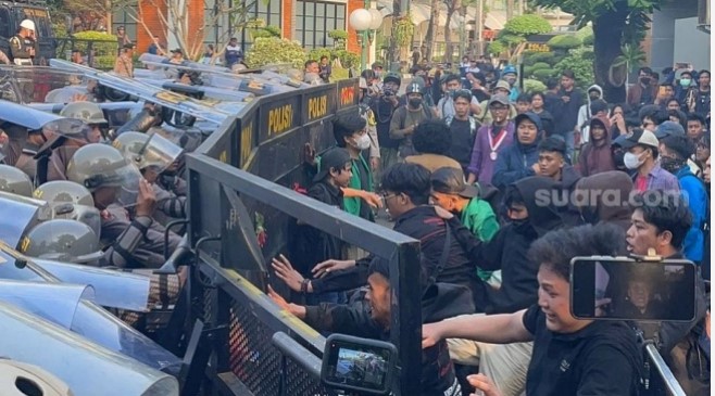 Situasi di gerbang pintu belakang Gedung DPR RI atau Gerbang Pancasila makin memanas. (Suara.com/Bagaskara)