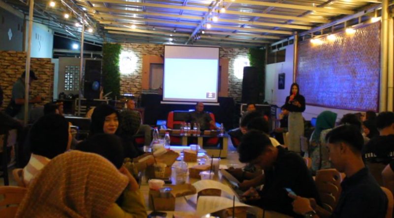 H Gogo saat dialog dengan OKP dan BEM se Barut, Rabu (14/8/2024) malam. Foto M Gazali/1tulah.com