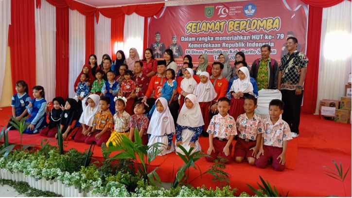 Pj. Bupati Barsel, H. Deddy Winarwan (tengah) didampingi Kepala Disdik, Syahdani saat berfoto bersama anak-anak didik dari tingkat SD, usai acara pembukaan lomba selesai, Kamis (15/8/2024). Foto. Alifansyah/1tulah.com