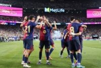 Dalam sebuah laga uji coba pramusim yang dinanti-nantikan, Barcelona berhasil menundukkan rival abadinya, Real Madrid, dengan skor 2-1. (AFP)