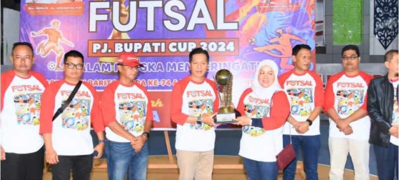 Pj.Bupati Barito Utara, Drs.Muhlis membuka secara resmi tournament futsal Pj.Bupati Barito Utara Cup Tahun 2024, yang diselenggarakan di Arena Tiara Batara Muara Teweh Selasa (20/08/2024). Foto:Delia/1tulah.com