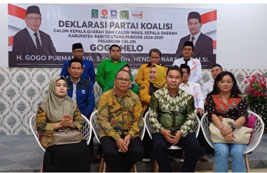 Pasangan Gogo-Helo bersama pimpinan parpol pengusung foto bersama saat deklarasi, Senin(26/08/2024).Foto.Delia/1tulah.com