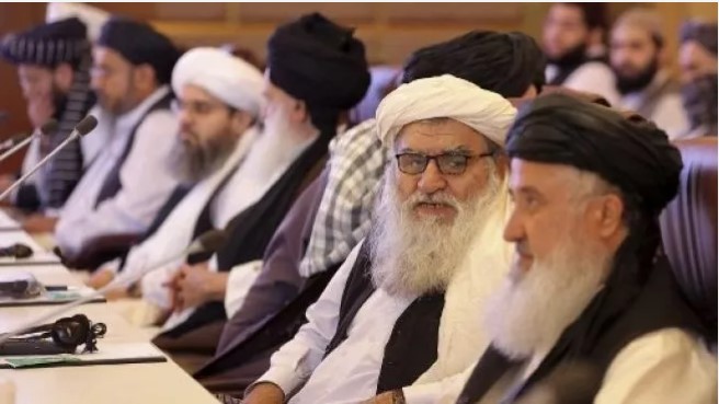 Delegasi Taliban saat perundingan di Doha, Qatar. atau ilustrasi Taliban Terapkan Syariah Ekstrem, Pria Wajib Punya Janggut dan Musik Dilarang (Foto: AFP) 
