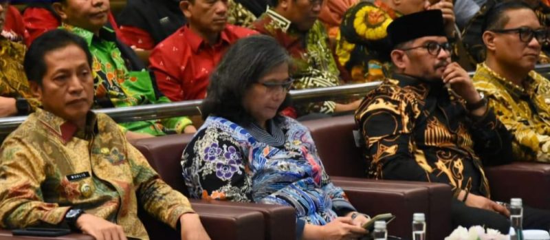 Penjabat Bupati, Drs. Muhlis saat acara penganugerahan penghargaan bergengsi UI Green City Matric ke-14 tahun 2024, yang diadakan oleh Universitan Indonesia (UI). Foto:Istimewa Pemkab Barut