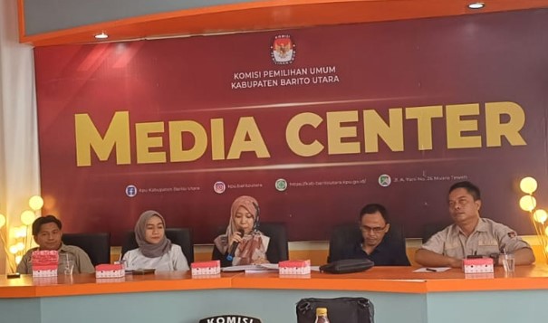 KPU Barut saat menjelaskan terkait TPS Loksus di perusahana PT MItra Barito, Sabtu (24/8/2024).Foto.Deni