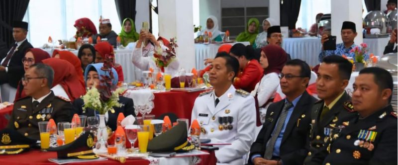 Pemerintah Kabupaten Barito Utara turut serta dalam upacara bendera tingkat nasional yang digelar di Ibu Kota Nusantara (IKN) secara live streaming dari Balai Antang Muara Teweh, Sabtu (17/8/2024).Foto:Delia/1tulah.com